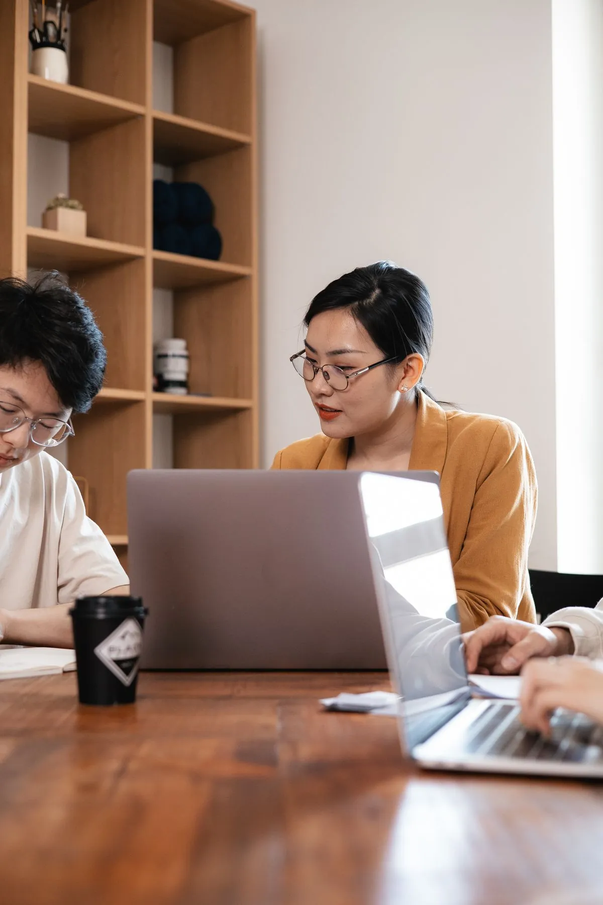 CSP 業界導師與學生進行 1 對 1 升學 / 入職指導會面，導師專注聆聽並筆記重點