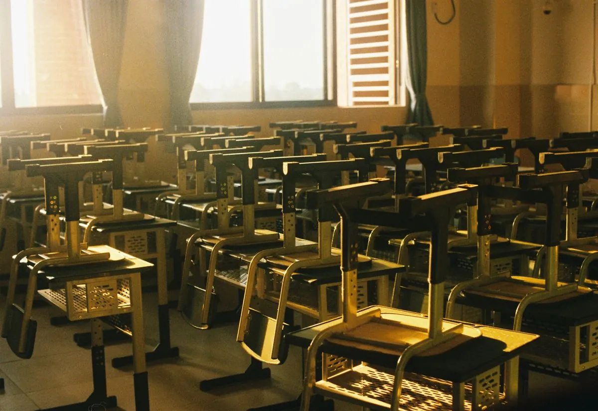 聖若瑟書院 — 香港男子中學校園，課室桌椅整齊排列的經典校園場景