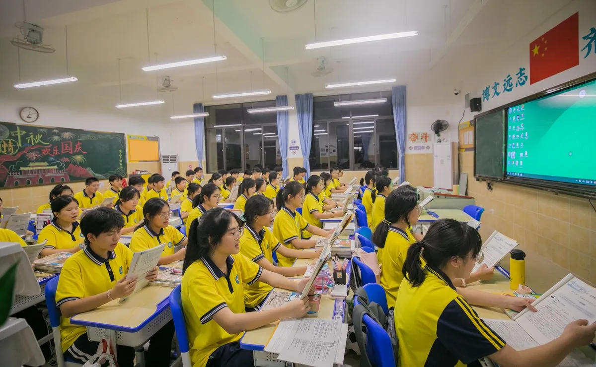聖保祿中學 — 香港女子中學校園場景，學生於中文課堂專心上課